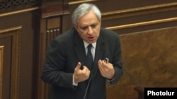 Вардан Осканян виступає в парламенті 1 жовтня 2012 року. 2 жовтня його позбавили імунітету