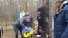Украінскі амбасадар Ігар Кізім ускладвае кветкі да помніка Міхасю Жызьнеўскаму