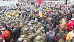 Ciocniri între protestatari și poliție la Kiev