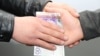 Чиновниктин алкымын майлоо паракордун алаканын "майлоодон" башталат