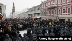 Казанда Алексей Навальныйны яклаучылар һәм Росгвардия хезмәткәрләре, 23 гыйнвар 2021