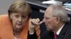 Angela Merkel consultîndu-se cu ministrul de finanțe Wolfgang Schaeuble