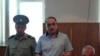 Ադրբեջանցի լրագրող Էյնուլա Ֆաթուլաեւը (կենտրոնում) դատարանում, Բաքու, 2-ը հունիսի, 2010թ.