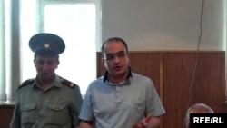 Ադրբեջանցի լրագրող Էյնուլա Ֆաթուլաեւը (կենտրոնում) դատարանում, Բաքու, 2-ը հունիսի, 2010թ.