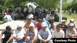 Thousands of workers are demanding a wage increase, equal rights with foreign workers, and the lifting of restrictions on the activities of independent labor unions in the region.