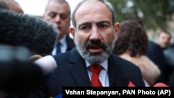 ՀՀ վարչապետի պաշտոնակատար Նիկոլ Փաշինյանը զրուցում է լրագրողների հետ, արխիվ
