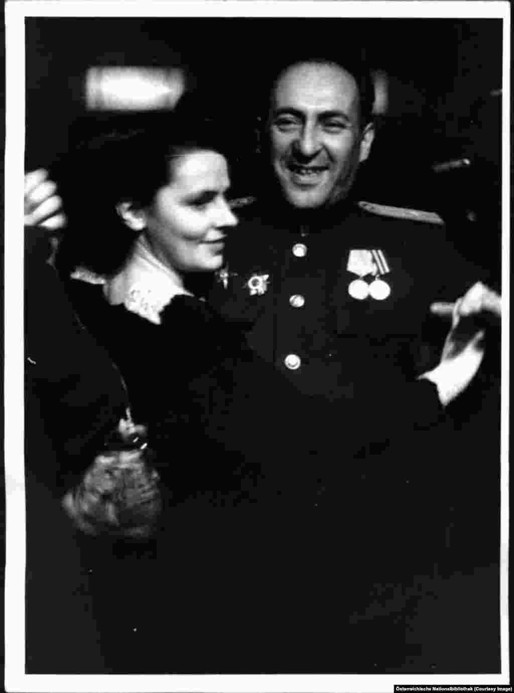 Ofițer sovietic de informații valsînd cu o femeie tînără.
