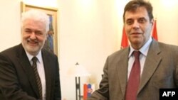 Novoizabrani premijer Mirko Cvetković u utorak je zvanično preuzeo funkciju od Vojislava Koštunice.