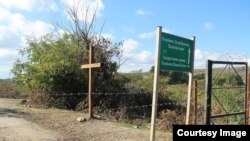 В ответ на обвинения в халатности, Комитет госбезопасности де-факто республики опубликовал опровержение на своей странице в Facebook, в котором говорится, что при установке деревянного креста пограничный режим не нарушался