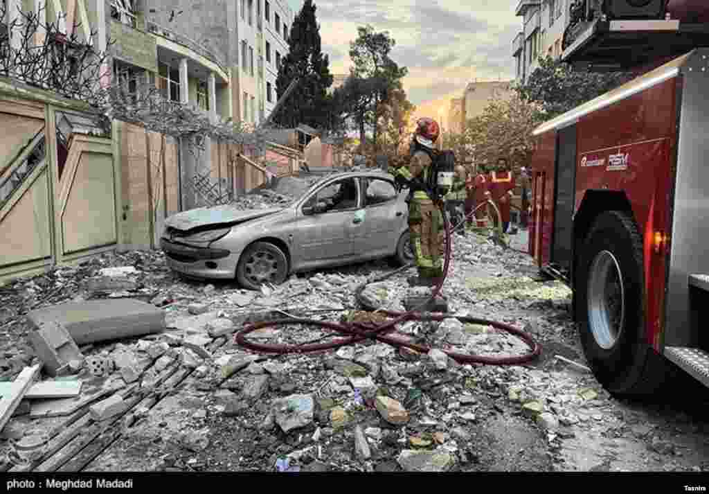 Resturile au umplut unele străzi din Teheran, Iran.