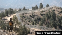 يو پاکستانی پوځي په انګور اډه کې پر ډيورنډ کرښه د اغزن تار سره نيزدې ولاړ دی (انځور له ارشيفه) 