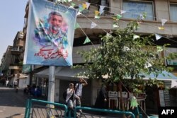 Ljudi prolaze pored postera brigadnog generala Amira Alija Hadžizadeha, koji je ubijen 13. juna u izraelskom napadu, Teheran 14. juna 2025. godine.