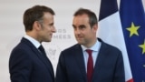 Президент Франции Эммануэль Макрон и министр обороны Себастьен Лекорню 