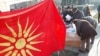 Өлкөсүнүн аталышын өзгөртүүгө каршы кол топтоп жаткан македониялыктар.