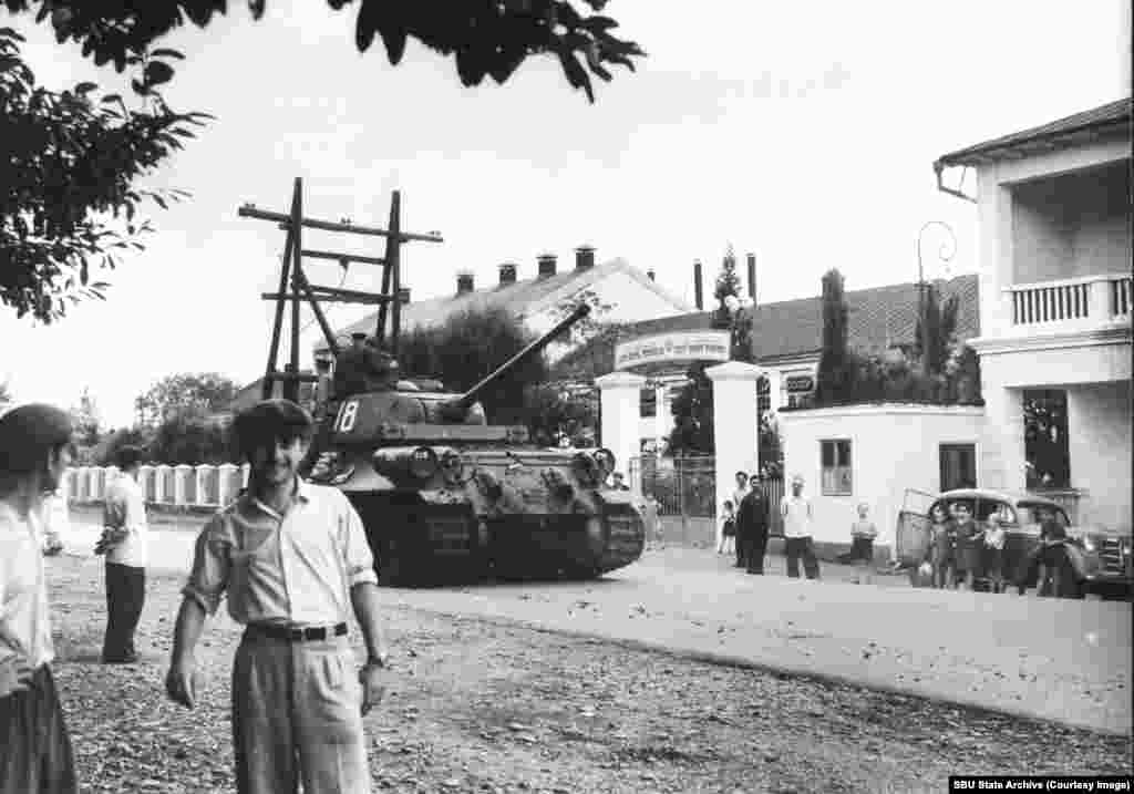 A T-34-85, an upgraded version produced from 1944, on a street in Odessa, U.S.S.R., in 1963. This photo was taken by French citizen Julien Galeotti, who was accused of spying and expelled from the Soviet Union. 