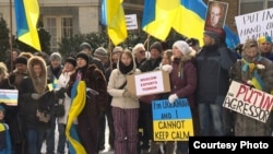 Одна з низки акцій протесту проти дій Москви біля дипломатичних представництв Росії в Канаді, Монреаль, 2 березня 2014 року