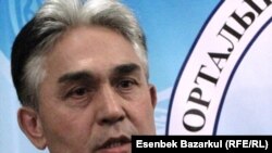 This man's Kazakh language skills are good enough to be president. 
