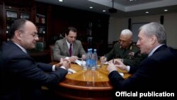 Встреча министра обороны Армении Сейрана Оганяна (слева) с генеральным секретарем ОДКБ Николаем Бордюжей, Ереван, 5 февраля 2015 г. (Фотография - пресс-служба Минобороны Армении)